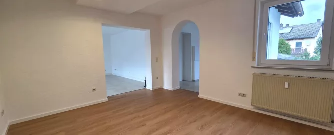Schweinheim_Sanierte_3-Zimmer-Wohnung_Durchgangs-/Esszimmer