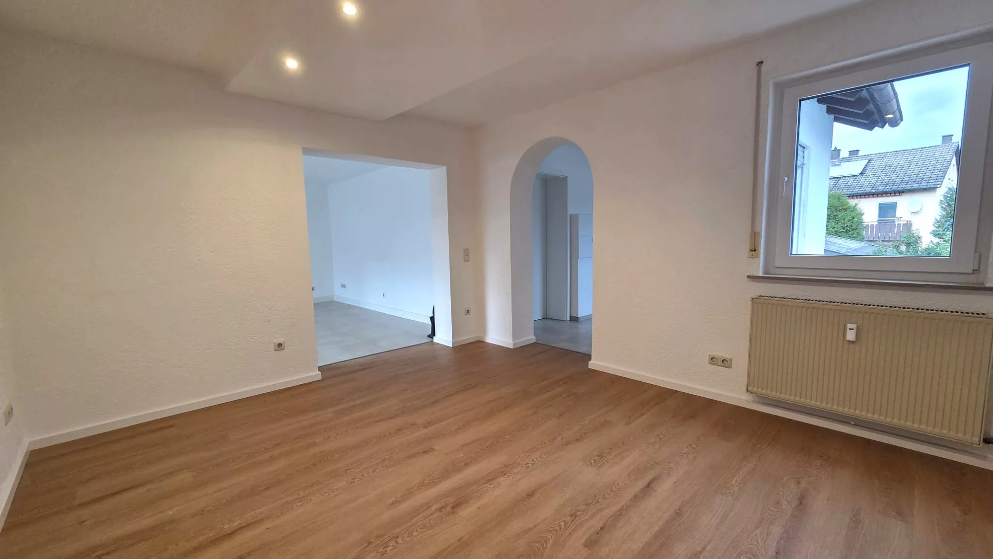 Schweinheim_Sanierte_3-Zimmer-Wohnung_Durchgangs-/Esszimmer